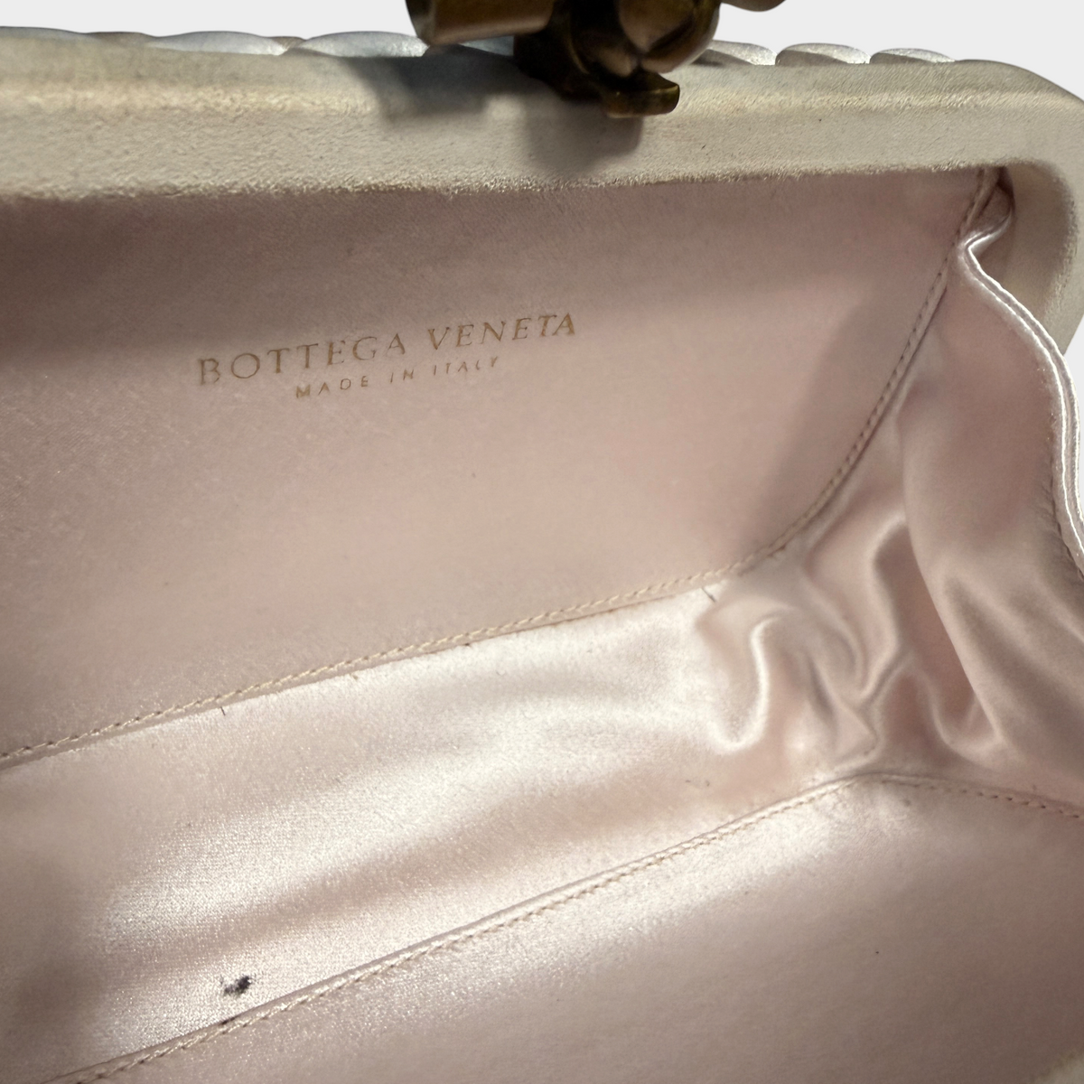 Bottega Veneta Knot Clutch with Suede Trim – White